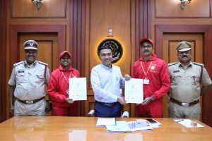 congratulating best-performing Aapda Mitra/Aapda Sakhi Volunteers